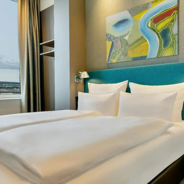 Room, Queen Bed, Hotel Motel One Wiesbaden 6/8