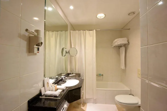 جناح بسرير كينج وسريرين منفصلين بغرفتي نوم، Gefinor Rotana Hotel Beirut 2/2