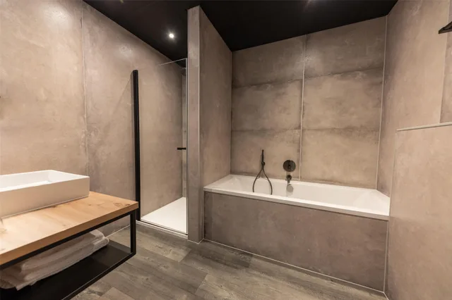 Room, Single, King Bed, Bath and Shower، Flonk Hotel Groningen Centre, Bw Signature Collection 2/2