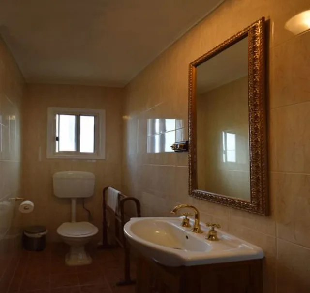 Renovated, King Bed، Palace Hotel Kalgoorlie 2/2