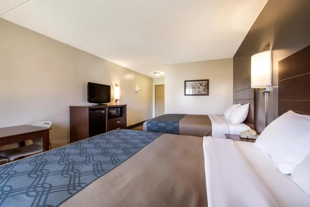 Room, 2 Queen Beds, Econo Lodge Darien Lakes 5/6