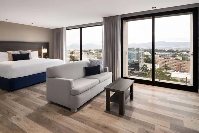 غرفة بسرير كينج بشرفة، Wyndham Garden Guatemala City 2/3