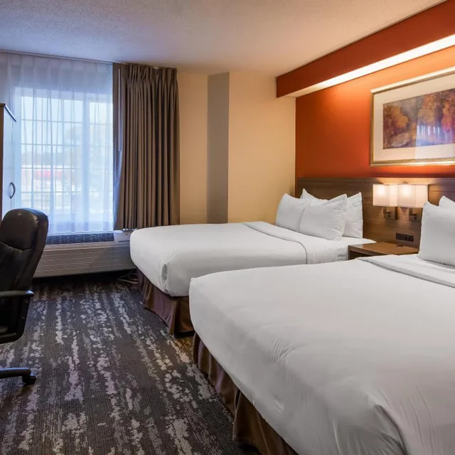 غرفة بسرير كوين بإطلالة، Charlevoix Inn Suites, SureStay Collection by Best Western 2/9