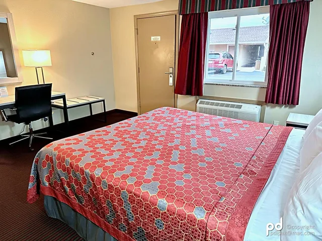 جناح تنفيذي بسرير كينج بجاكوزي، Travel Inn and Suites Flemington 1/6