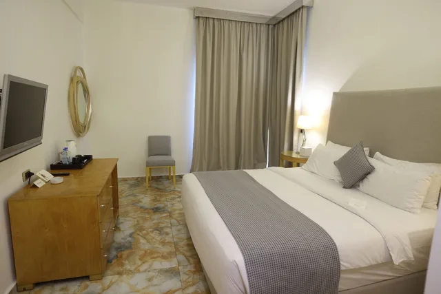 غرفة ديلوكس بسرير كينج بإطلالة جزئية على البحر، Riviera 2/10