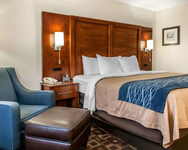 غرفة بسرير كوين بحوض استحمام لذوي الإعاقة، Comfort Inn Marion 5/6