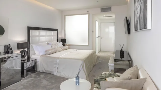 غرفة ديلوكس بسرير كينج بإطلالة على البحر بشرفة، Hotel Amabilis 3/9