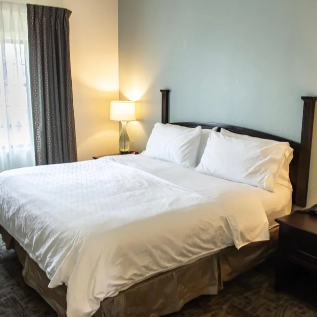 جناح بسرير كينج بغرفة نوم واحدة مع أريكة، Staybridge Suites Minot 2/6