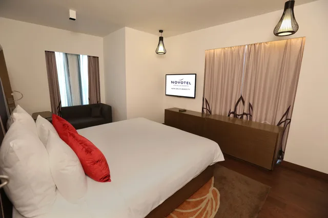 جناح سوبيريور بسرير كينج مع دخول صالة النادي، Novotel New Delhi Aerocity 3/10
