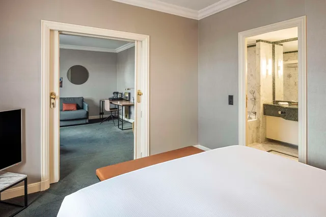 جناح جونيور بسريرين منفصلين مع دخول الصالة، Hilton Brussels Grand Place 3/4