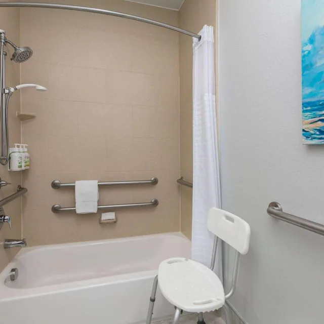 غرفة تنفيذية بسرير كينج، La Quinta Inn and Suites by Wyndham Ft. Worth - Burleson 1/3
