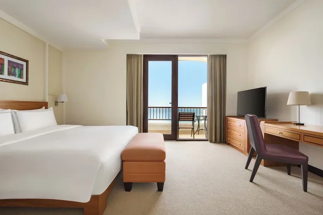غرفة بسرير كينج بشرفة بإطلالة، Doubletree by Hilton Muscat Al Waha 2/4