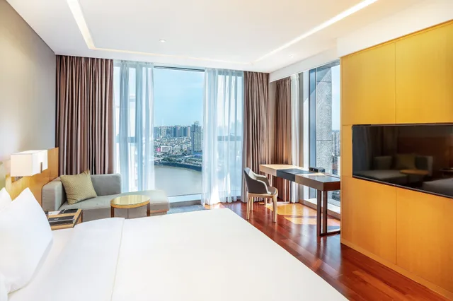 غرفة قياسية بسرير كينج بإطلالة على النهر، Holiday Inn Neijiang Riverside 1/7
