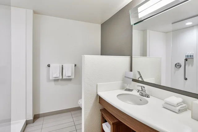 غرفة بسرير كينج بشرفة مع أريكة، Courtyard St Petersburg Clearwater Madeira Beach 7/9