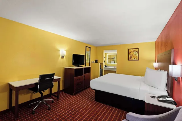 غرفة قياسية بسرير كينج، SureStay by Best Western Gulfport 2/3