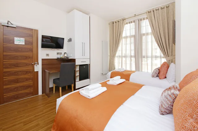 غرفة كلاسيكية ثلاثية بسرير مزدوج وسرير فردي، Imperial Guest House 2/4