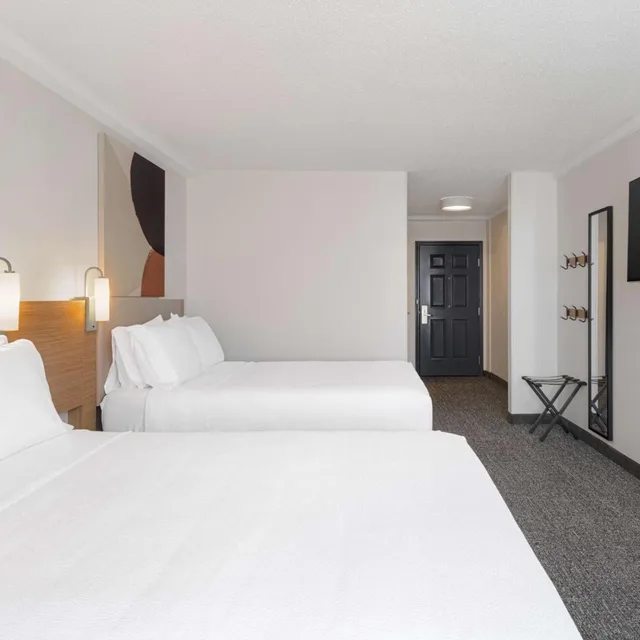 غرفة بسرير كينج وسريرين كوين لذوي الإعاقة، Spark by Hilton Orangeburg 2/6