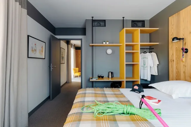 غرفة كومفورت رباعية بسرير كينج بإطلالة على الجبل بغرفة نوم واحدة مع أريكة، Plan B Hotel - Living Chamonix 5/9