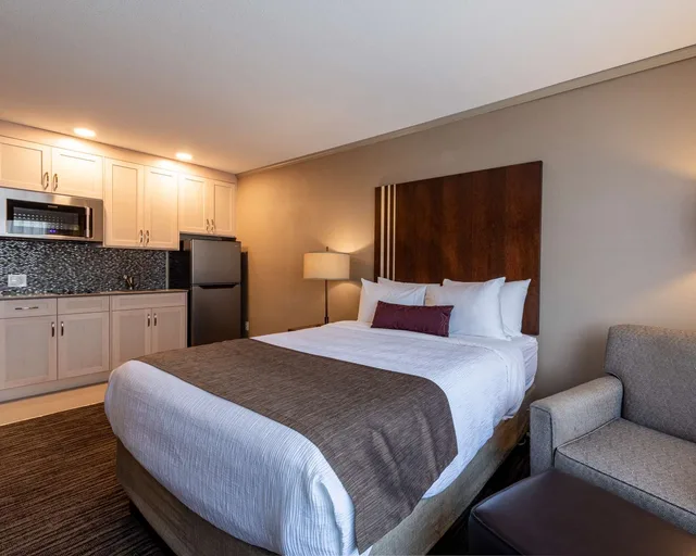 غرفة بسرير كوين بمطبخ صغير، Best Western Mountainview Inn 2/4