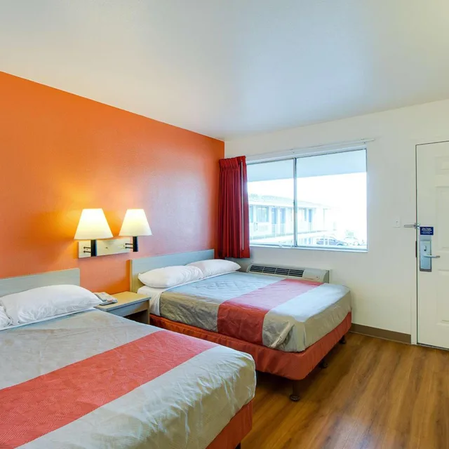 غرفة بسرير مزدوج لذوي الإعاقة، Motel6 Phoenix, AZ - East 1/10