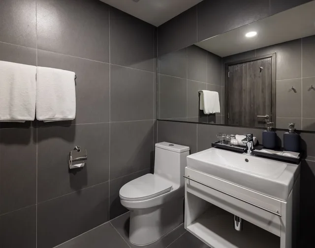 غرفة قياسية بسرير كينج بإطلالة على المسبح، Travelodge Phuket Town 6/7