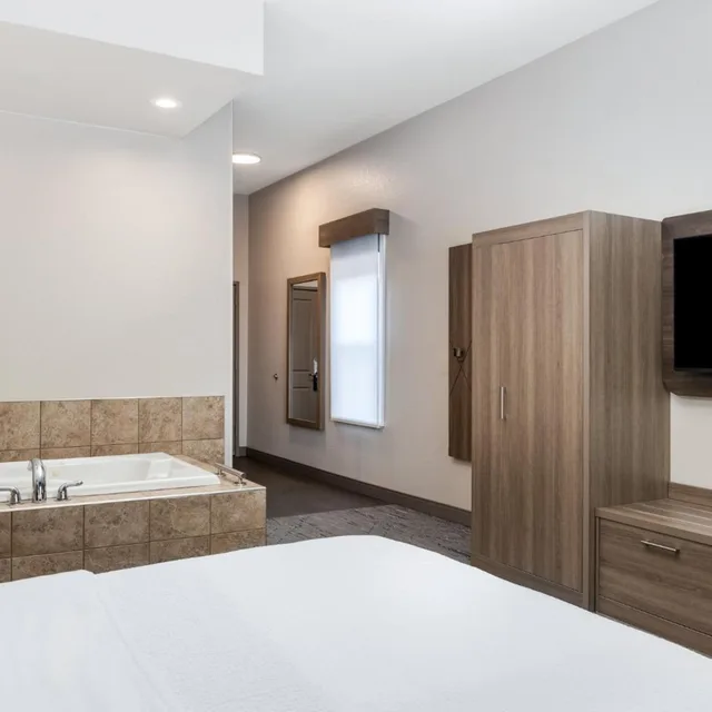 غرفة بسرير كينج بحوض جاكوزي، Holiday Inn Express Hotel And Suites Green Bay East 3/10