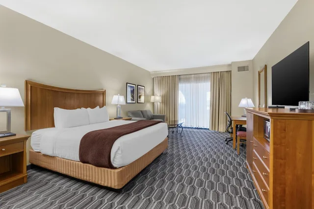 غرفة قياسية بسرير كينج بشرفة مع أريكة، Best Western Plus Swiss Chalet Hotel & Suites 3/6