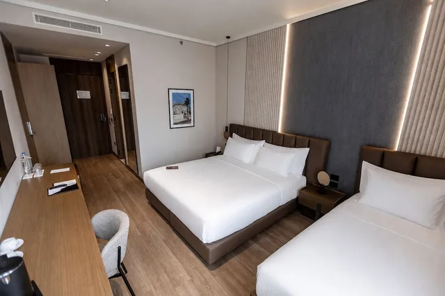 غرفة ديلوكس ثلاثية بسرير كينج وسرير فردي بشرفة، Grand Duka Hotel & Spa 3/10