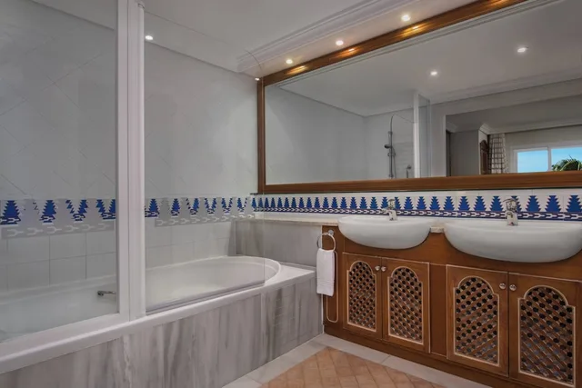 شقة بسرير كينج بشرفة بغرفة نوم واحدة مع أريكة، MARRIOTTS MARBELLA BEACH RESORT 6/7