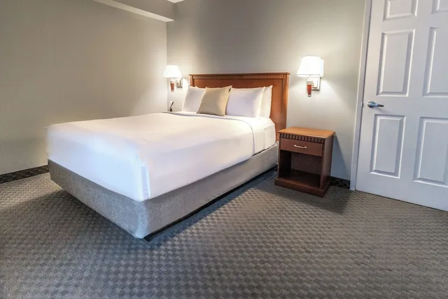 جناح بسريرين كوين بغرفتي نوم مع أريكة بمطبخ، Hotel Saint Laurent Montreal 1/9