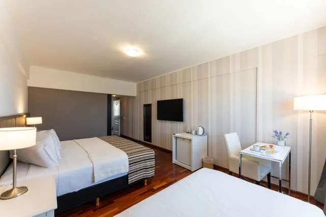غرفة سوبيريور ثلاثية بسرير كينج وسرير فردي، HOTEL TOLOSA 5/10