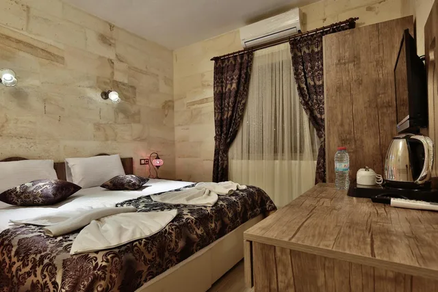 Stone, King Bed، Yusuf Bey House 1/10