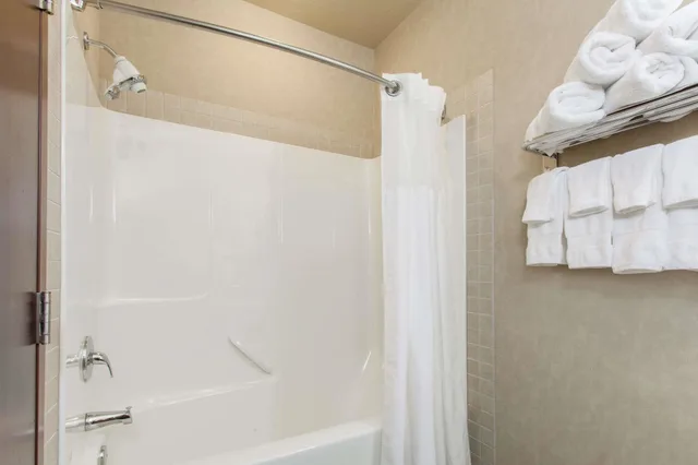 غرفة بسرير كينج، Ramada By Wyndham Camrose 3/3