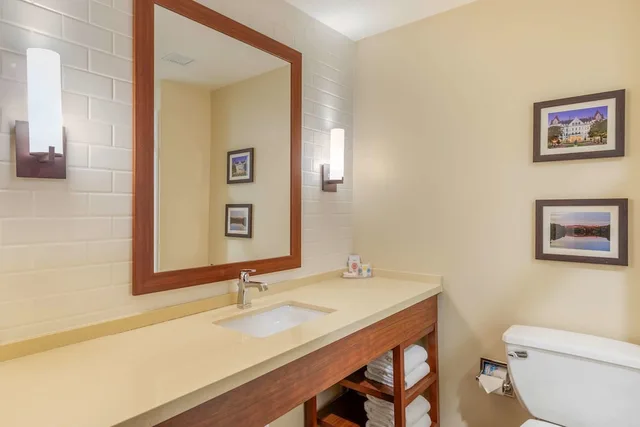 غرفة قياسية بسرير كينج، Comfort Inn Suites Schenectady - Scotia 4/5