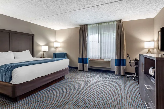 غرفة بسرير كينج، Comfort Inn Griswold, CT 2/4