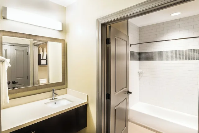 جناح بسرير كينج بغرفة نوم واحدة مع أريكة بمطبخ، Staybridge Suites BALTIMORE INNER HARBOR 10/10
