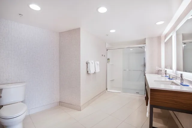 جناح بسرير كينج، Holiday Inn Express Suites Langley 4/6