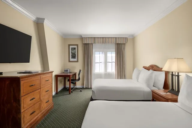Deluxe, 2 Double Beds, City or Courtyard View، Maison Dupuy Hotel 2/3