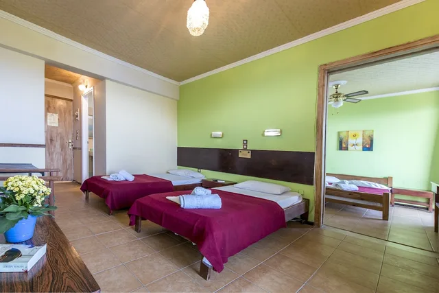 Room, Quadruple, Queen and Twin Beds, Beach View, Sun Hotel Kineta 4/6