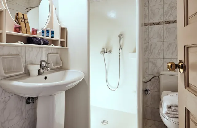 غرفة عائلية بسرير كوين وسرير بطابقين بإطلالة جزئية على البحر، Naxos Magic Village Hotel 7/9
