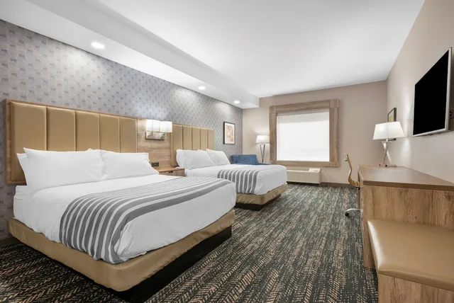 Standard, 2 Queen Beds, Best Western Premier Executive Residency Medicine Hat 4/10