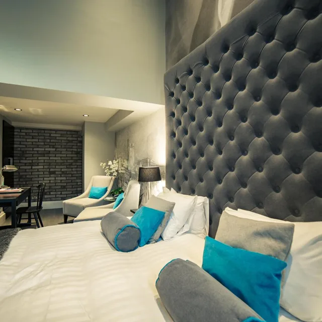 جناح جونيور، Grey Street Hotel 4/9