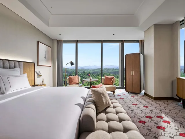 غرفة غراند بسرير كينج، Swissotel Nusantara 1/9