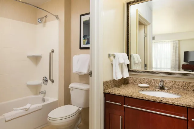 جناح بسريرين كوين بغرفة نوم واحدة مع أريكة، Residence Inn by Marriott Dayton Vandalia 3/5
