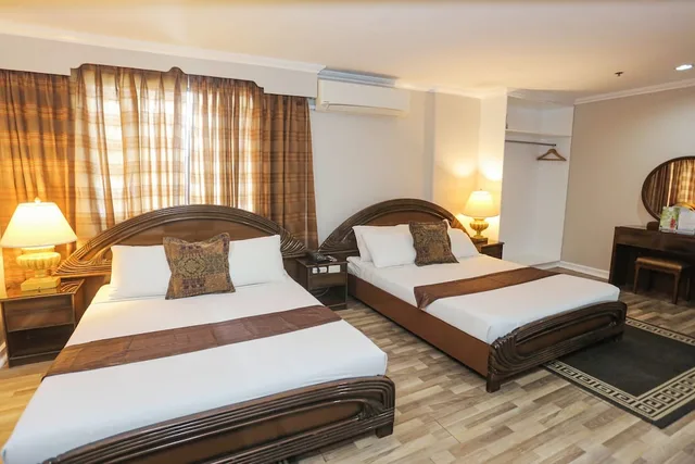 جناح بسريرين كوين، Holiday Plaza Hotel 5/9