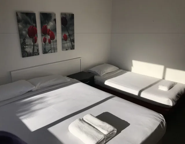 غرفة عائلية بسرير مزدوج وسريرين منفصلين بغرفة نوم واحدة، Siesta Motel 1/10