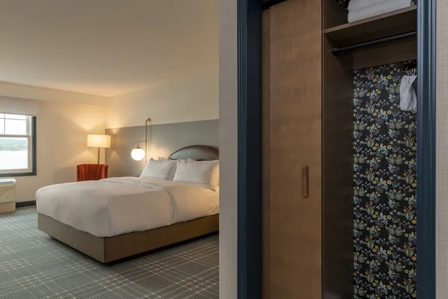Room, King Bed, Lake Side, Bathtub، Hotel Canandaigua, Tapestry Collection by Hilton 7/9