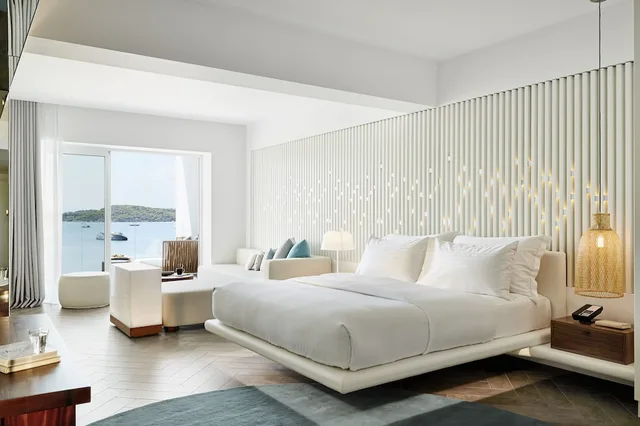 غرفة فاخرة بسرير كينج بإطلالة على البحر، Nikki Beach Resort and Spa Porto Heli 2/3