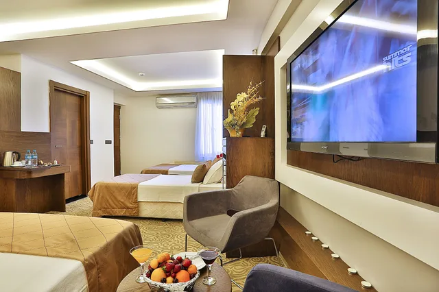 غرفة رباعية بسرير مزدوج وسريرين منفصلين، Grand Sagcanlar Hotel 7/9