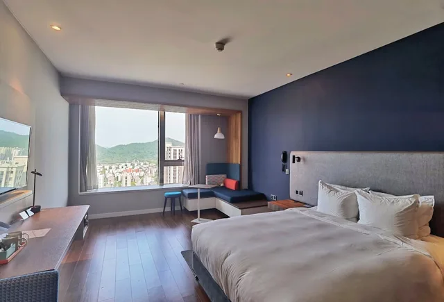 غرفة قياسية بسرير كينج بإطلالة على البحر، Holiday Inn Express Zhoushan Dinghai 1/3